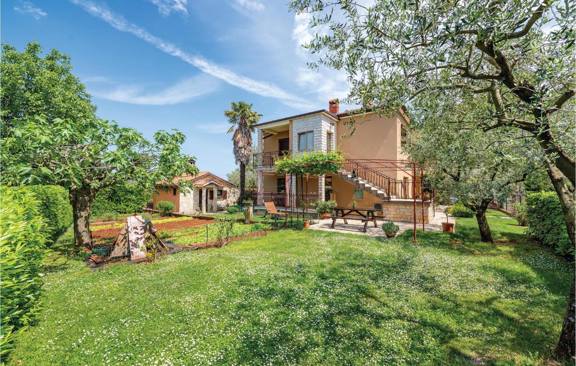 Stunning Apartment In Umag With Wifi Exterior photo