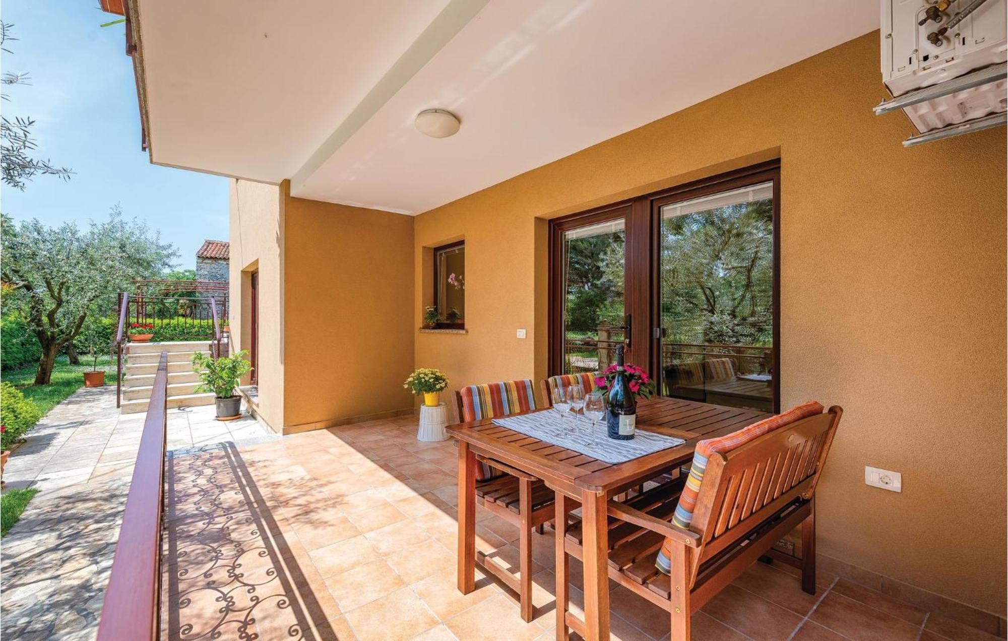 Stunning Apartment In Umag With Wifi Exterior photo