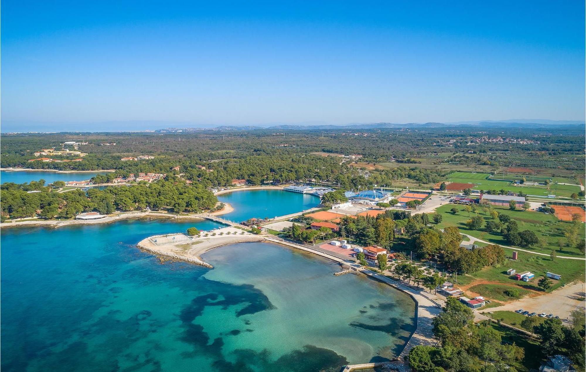 Stunning Apartment In Umag With Wifi Exterior photo