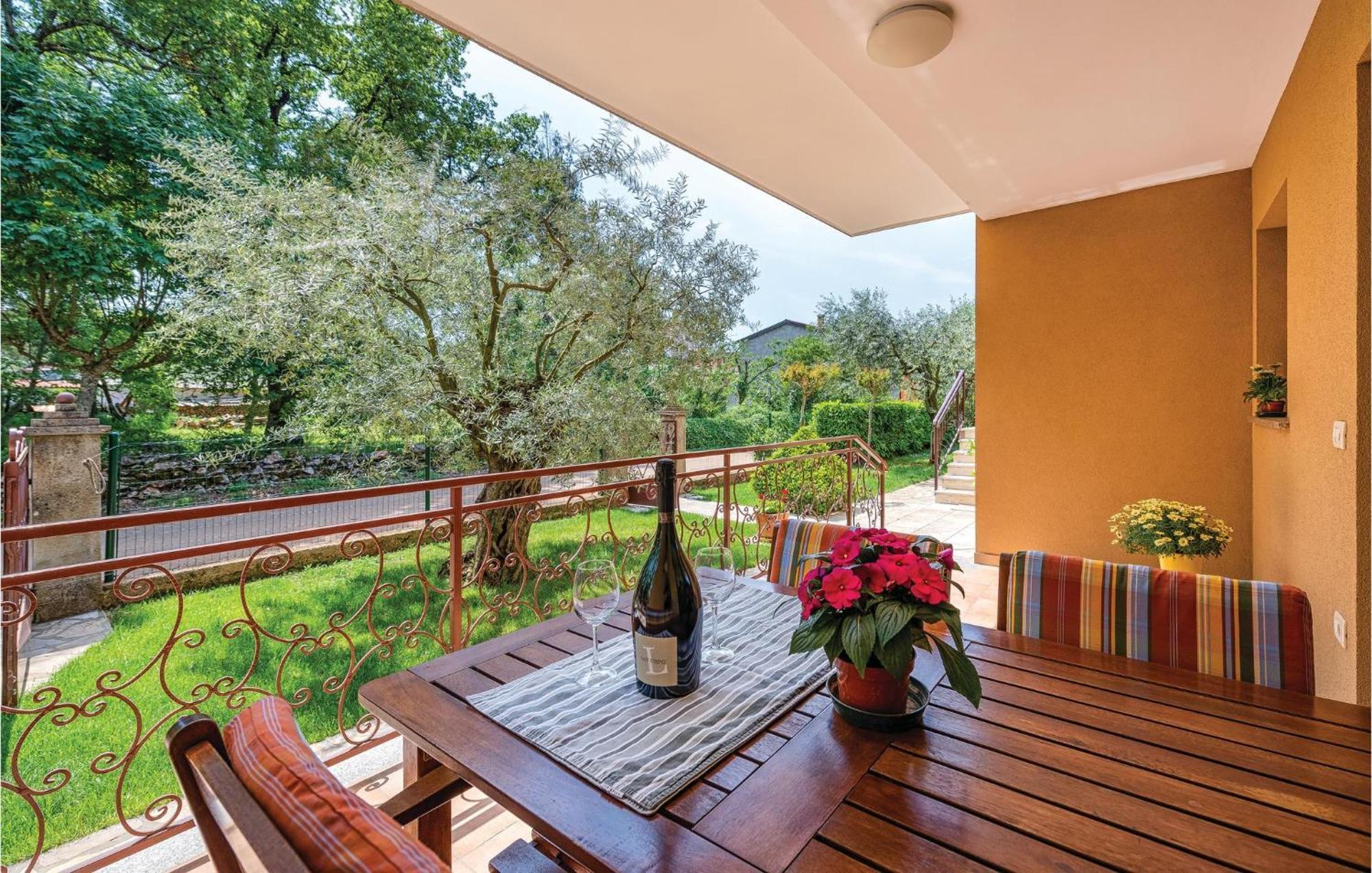 Stunning Apartment In Umag With Wifi Exterior photo